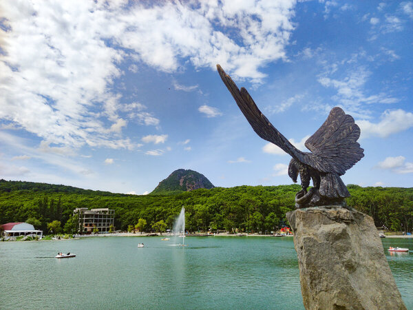 Орел на скале