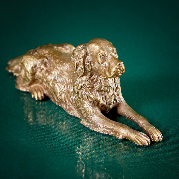 Собака лежащая