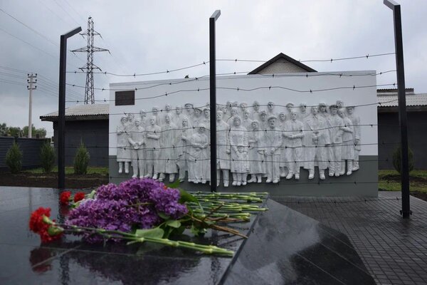 Бронзовый барельеф мирным жителям (Стена Памяти)