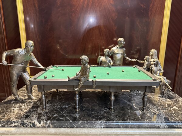 Семья играет в бильярд