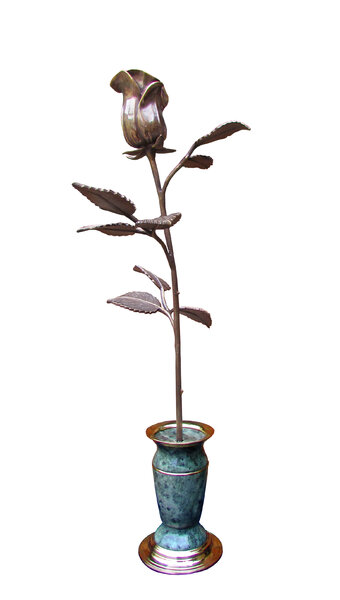 Роза в вазе