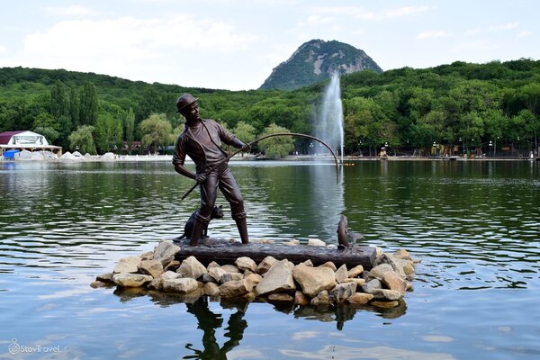 Мальчик рыбак