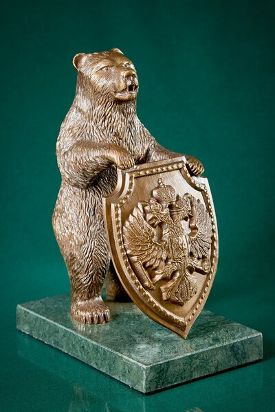 Медведь со щитом