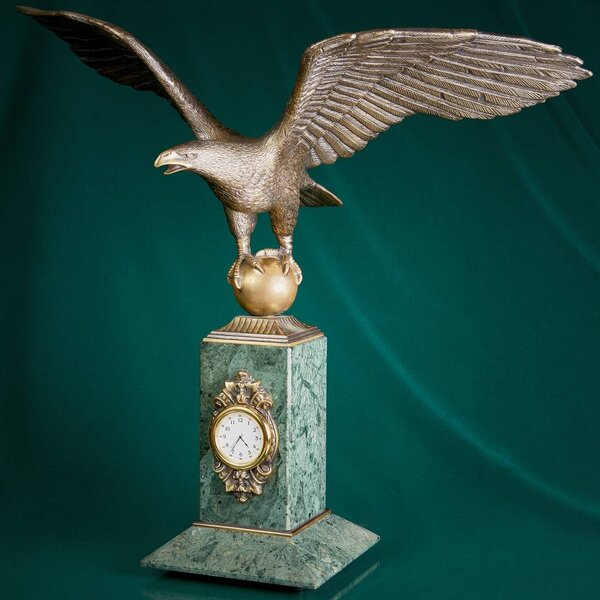 Орел на шаре