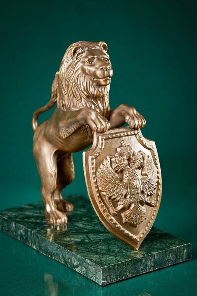 Лев со щитом