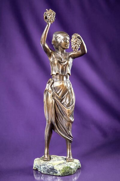 Казачка с виноградом